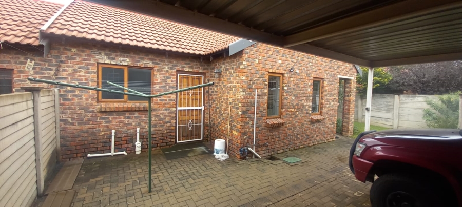 2 Bedroom Property for Sale in Langenhovenpark Free State